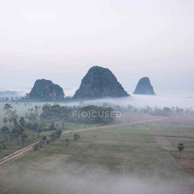 Montagnes brumeuses, Hsipaw, État de Shan, Myanmar — Photo de stock