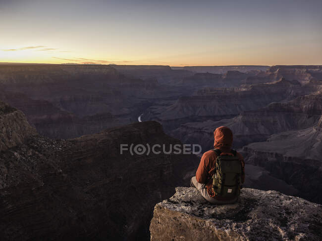 Uomo seduto ai margini del South Rim, Grand Canyon National Park loo — Foto stock