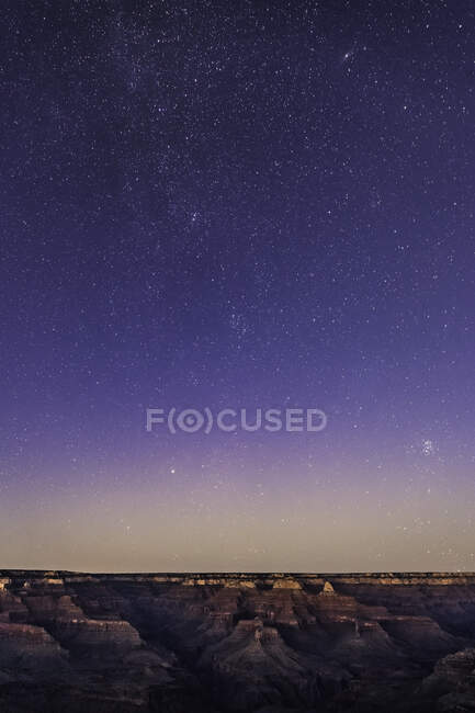 Vista elevada de estrelas no céu à noite sobre South Rim, Grand Cany — Fotografia de Stock