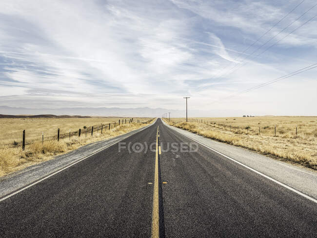 Уменьшение шоссе через равнинный ландшафт, Калифорния, США — стоковое фото