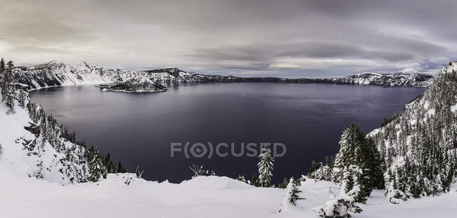 Vista del lago del cráter en nieve, Oregon, EE.UU. - foto de stock