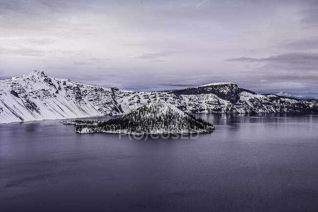 View of Crater Lake in snow, Oregon, USA — Stock Photo