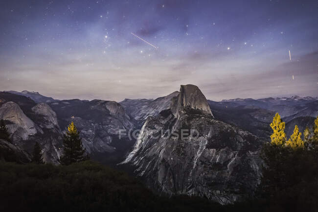 Mountains and celestial stars at dusk from Glacier Point, Yosemi — Stock Photo
