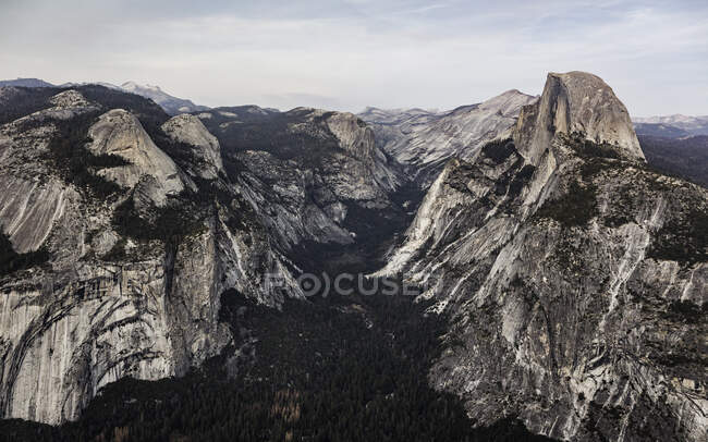 Montanhas e vale de Glacier Point, Parque Nacional de Yosemite, — Fotografia de Stock