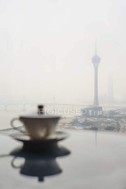 Тікап на столі з туманним видом на річку і вежу Макао (Макао). — стокове фото