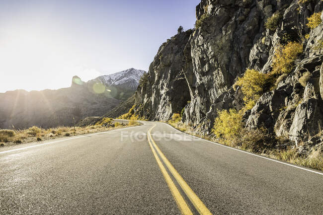 Estrada Tioga Pass em paisagem montanhosa, Parque Nacional de Yosemite — Fotografia de Stock
