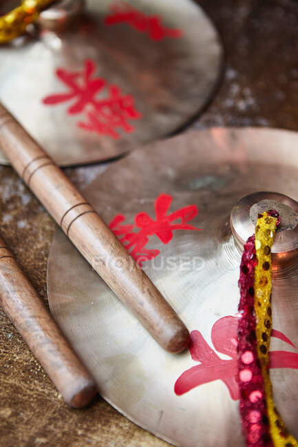 Close up de bastões de tambor e pratos para a cerimônia de dança do dragão, M — Fotografia de Stock