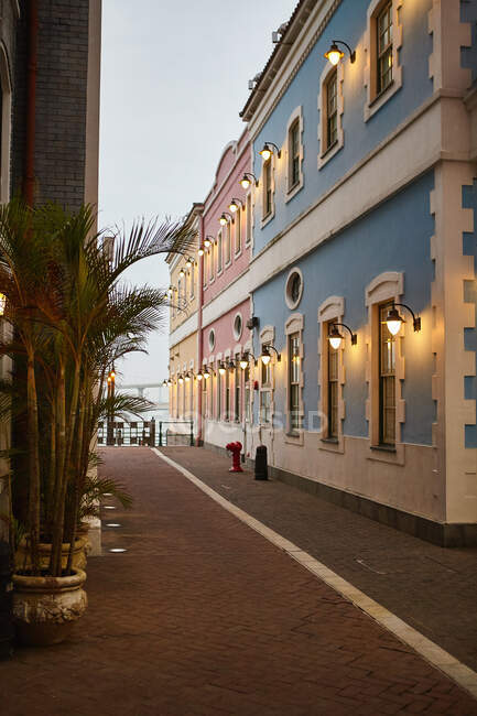 Praça de compras perto da marina ao entardecer, Macau — Fotografia de Stock