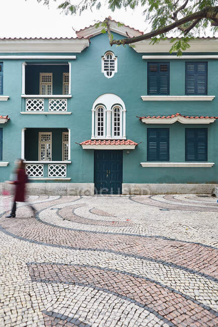 Португальская плитка, покрывающая старую площадь, Макао — стоковое фото