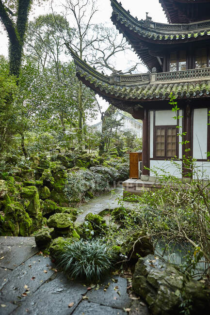 Jardines del templo de Baoguo, Ningbo, Zhejiang, China - foto de stock