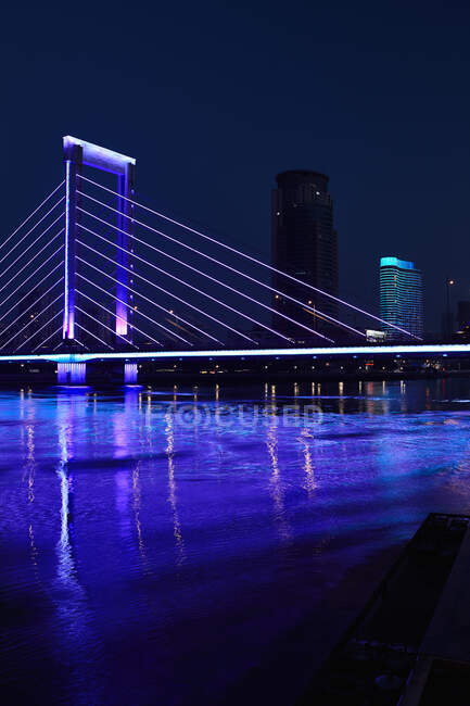 Lila Flutlichtbrücke über den Fluss in der Nacht, Ningbo, Zhejiang, Ch — Stockfoto