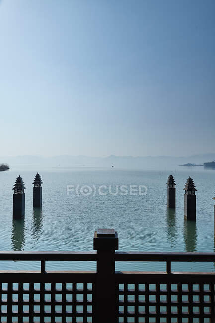 Vista del lago desde el balcón del hotel, Ningbo, Zhejiang, China - foto de stock