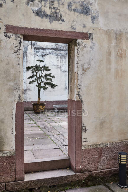 Doorway and courtyard in Baoguo temple complex, Ningbo, Zhejiang — Stock Photo