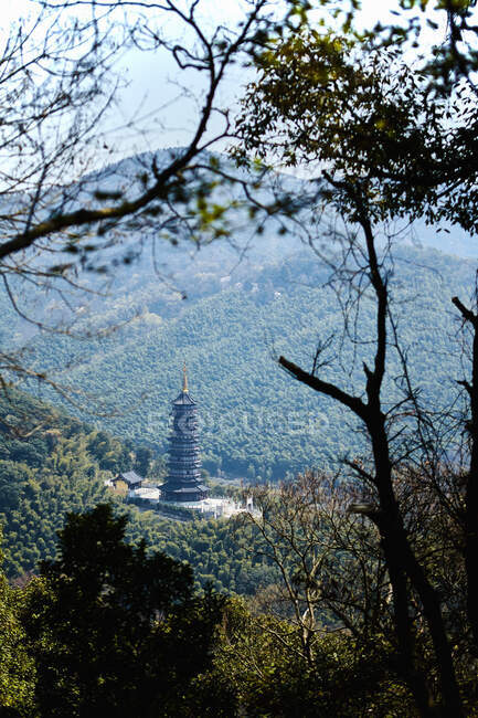 Vista do templo de Xishan em florestas de montanha, Ningbo, Zhejiang, Chi — Fotografia de Stock