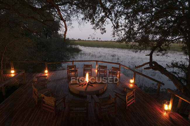 Asientos arreglados en la cubierta, Abu Camp, Delta del Okavango, Botswana - foto de stock