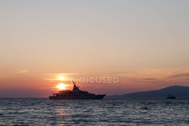 Yate en la bahía de Mykonos Town, Cícladas, Grecia - foto de stock