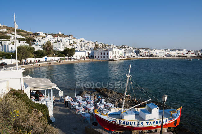 Restaurant en bord de mer, Mykonos Ville en arrière-plan, Cyclades, Grèce — Photo de stock