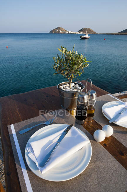 Table pour deux au restaurant, Mykonos, Cyclades, Grèce — Photo de stock