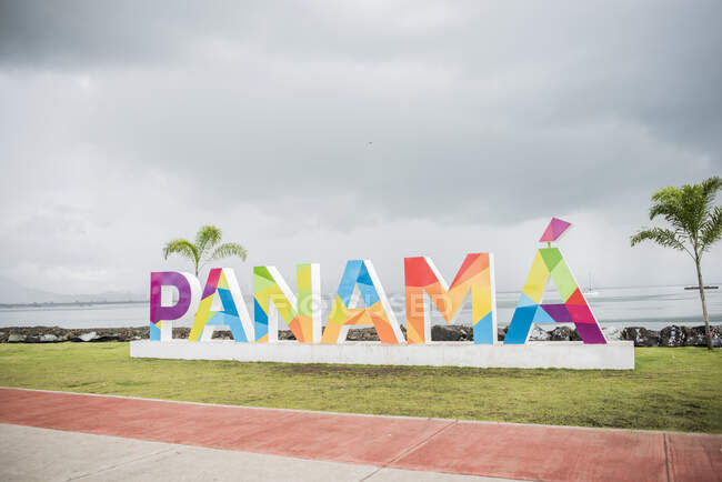 Colorato cartello Panama sul lungomare, città di Panama, Panama — Foto stock