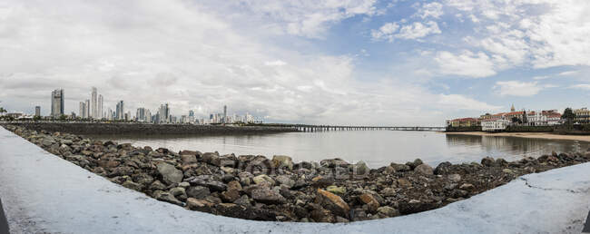 Vista panorâmica à distância da cidade do Panamá skyline de beira-mar, P — Fotografia de Stock