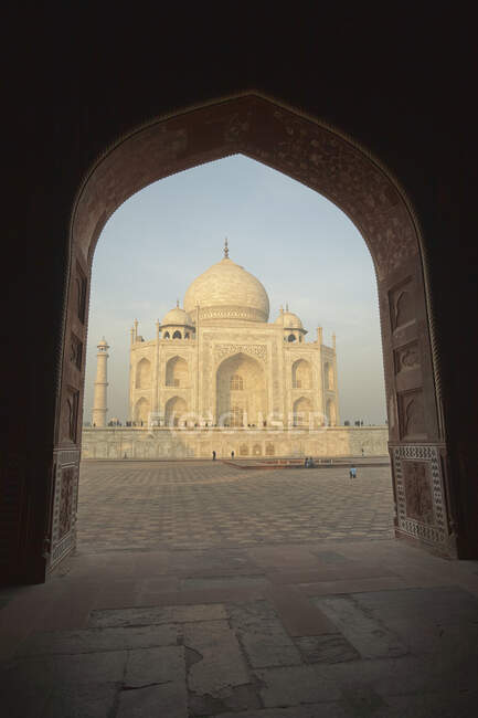 Вид на Тадж Махал через арковий вхід, Агра, Уттар-Прадеш, в — стокове фото
