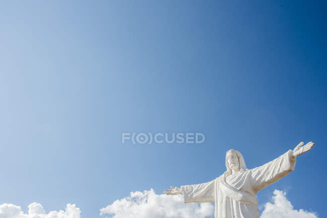 Estatua de Cristo contra el cielo azul en Sacsayhuaman en Cusco, Perú - foto de stock