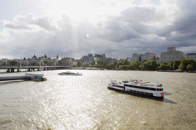 Ferry and suspension bridge on Thames river, Londres, Reino Unido — Fotografia de Stock