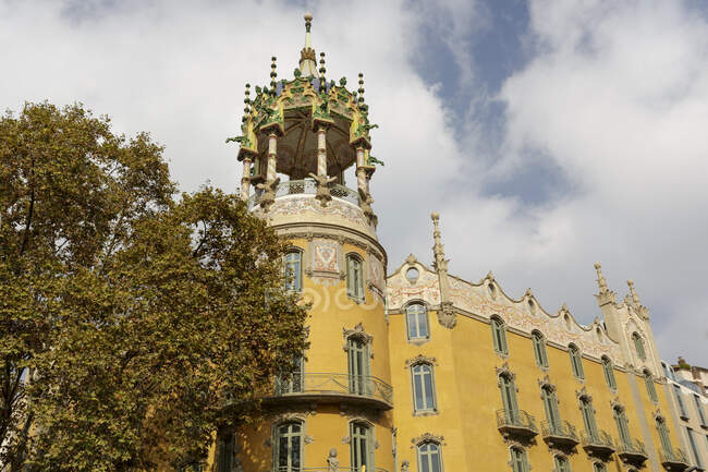 Torre de piedra tallada adornada de la torre Andreu, Barcelona, Cataluña, - foto de stock