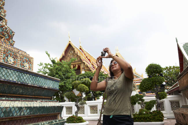 Donna che fotografa con macchina fotografica digitale, Bangkok, Krung Thep — Foto stock