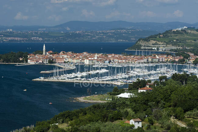Vue surélevée sur la ville d'Isola et la mer Adriatique, Bohinj Comm — Photo de stock