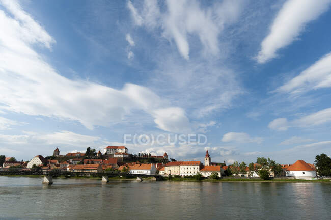 Vista de Ptuj en el río Drava (la ciudad más antigua de Eslovenia), Brezo - foto de stock