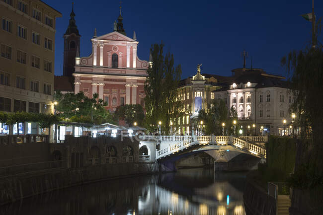 Franziskanerkirche der Verkündigung und Dreifachbrücke über die — Stockfoto