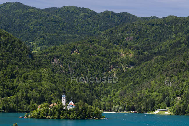 Vue sur le lac de Bled et l'Assomption de Marie Pèlerinage Coire — Photo de stock