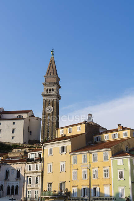 Vista del campanario de la iglesia sobre la plaza Tartini, Piran, Eslovenia - foto de stock