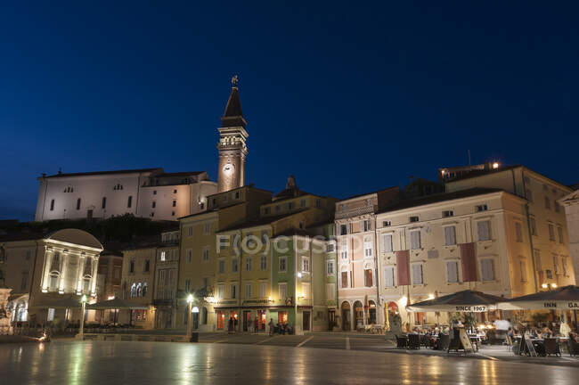 Veduta di piazza Tartini di notte, Pirano, Slovenia — Foto stock
