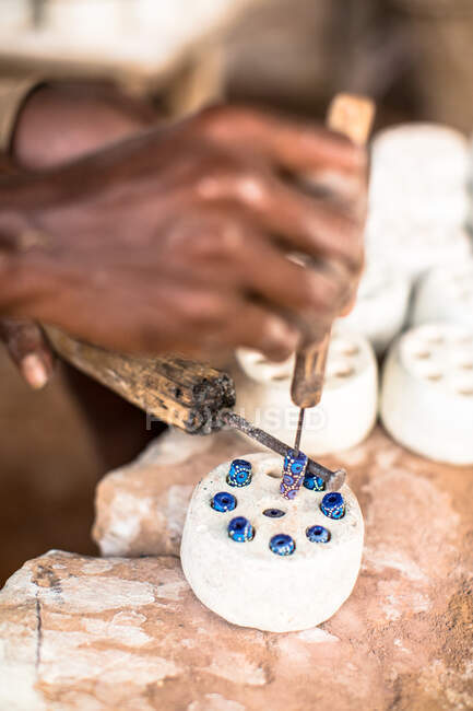 Person making beads, close-up, Accra, Greater Accra, Gana, Afr — Fotografia de Stock