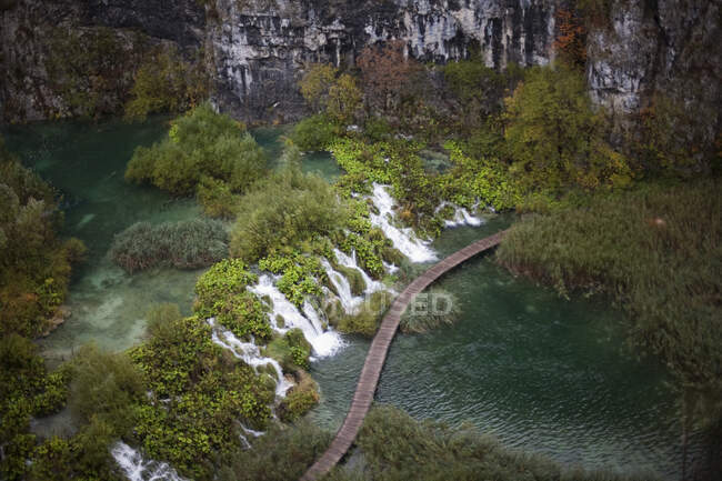 High angle view bridge and waterfall, Plitvice national park, Cr — Stock Photo