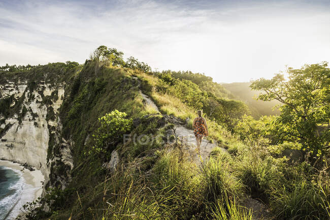 Туристи мандрують по скелі, Нуса Пеніда, Балі, Індонезія. — стокове фото