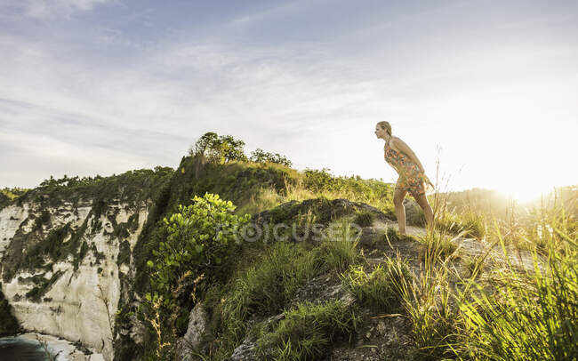 Turista vagando sulla scogliera, Nusa Penida, Bali, Indonesia — Foto stock