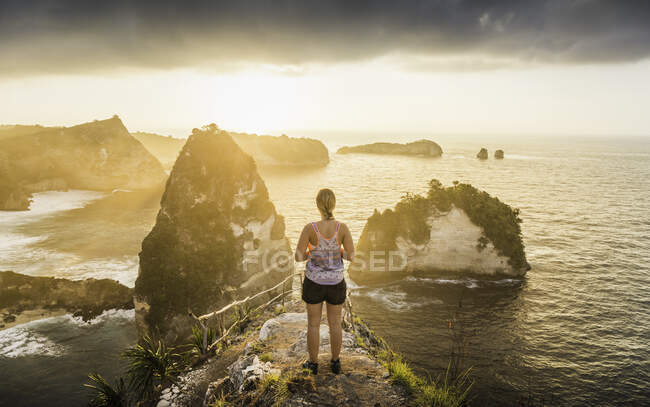 Touriste regardant sur la falaise, Nusa Penida, Bali, Indonésie — Photo de stock