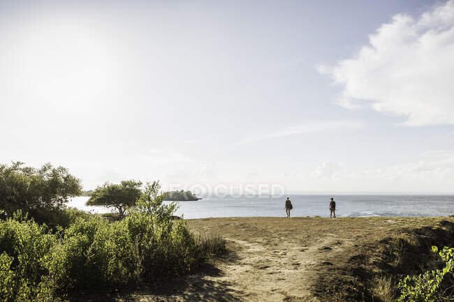 Turisti che amano la spiaggia rosa, Lombok, Indonesia — Foto stock
