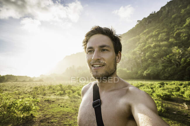 Турист, який насолоджується пляжем Ньян Ньян (Балі, Індонезія). — стокове фото