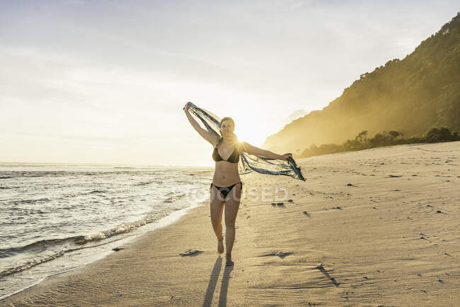 Touriste appréciant la plage de Nyang Nyang, Bali, Indonésie — Photo de stock