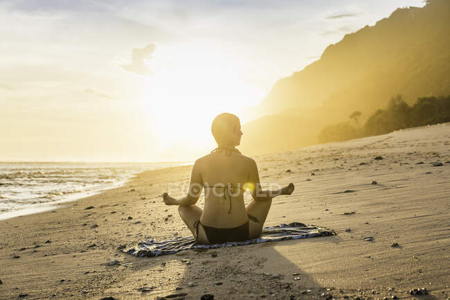 Touristin praktiziert Yoga, Nyang Nyang Strand, Bali, Indonesien — Stockfoto