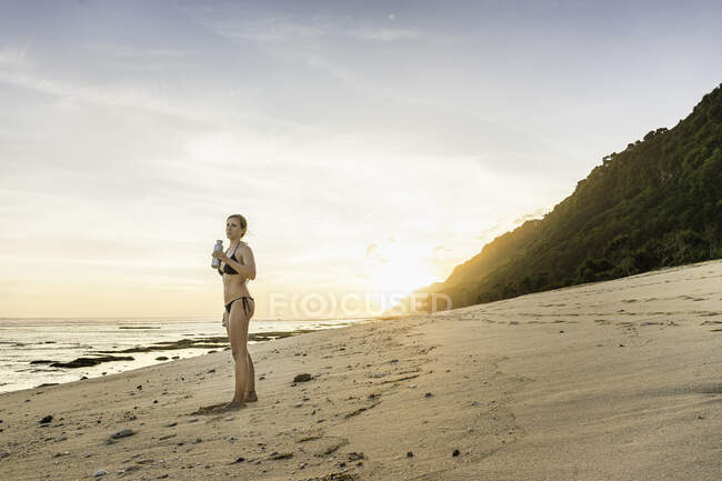 Turista desfrutando Nyang Nyang praia, Bali, Indonésia — Fotografia de Stock