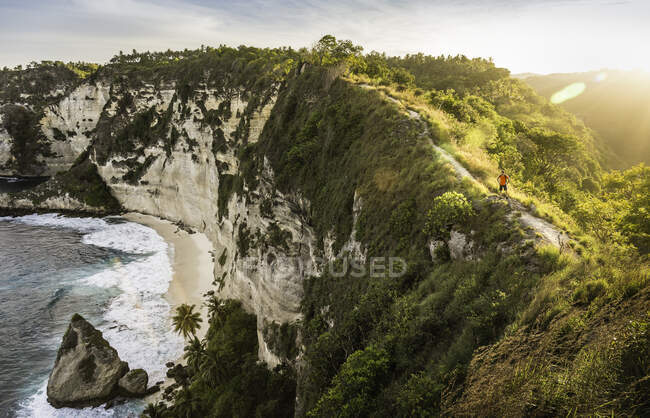 Turista deambulando por acantilado, Nusa Penida, Bali, Indonesia - foto de stock