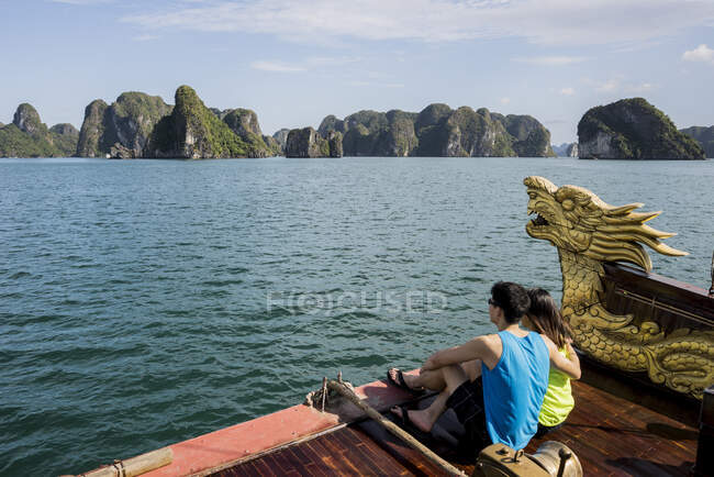 Paar genießt Aussicht auf Kreuzfahrtschiff, Ha Long Bay, Vietnam — Stockfoto