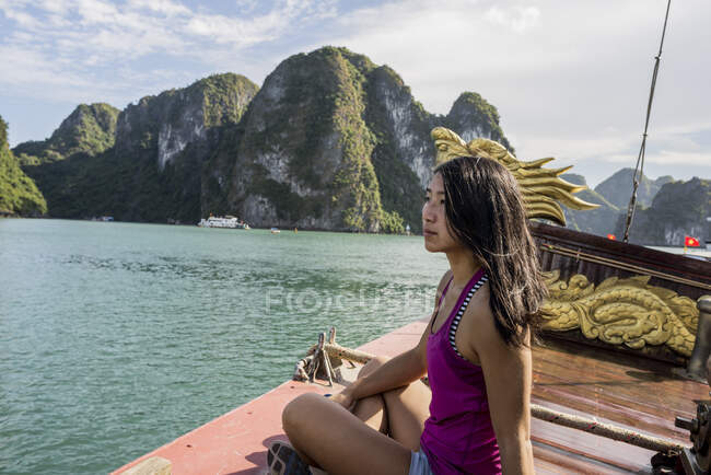 Женщина наслаждается видом на круизный катер, Ха Лонг Бей, Вьетнам — стоковое фото