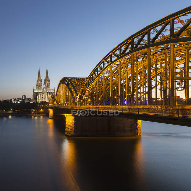 Vue sur la cathédrale de Cologne (Koelner Dom) et le pont Hohenzollern — Photo de stock