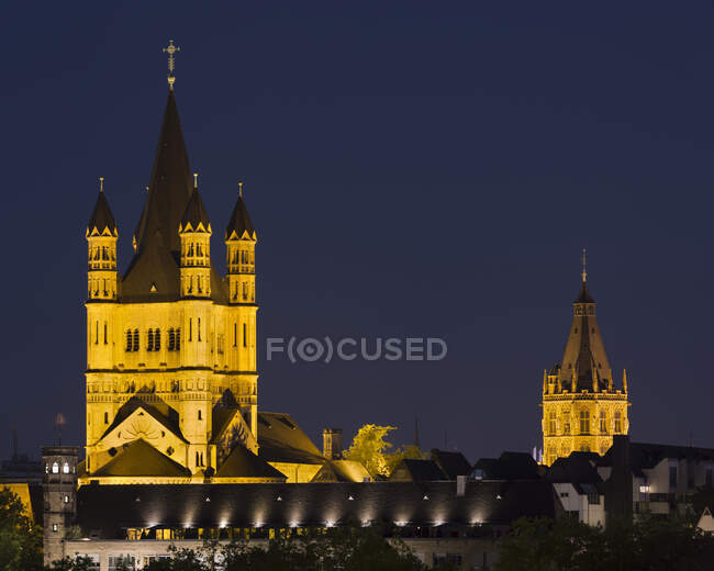 Great St Martin Church and Cologne town hall at night, Cologne, — Stock Photo